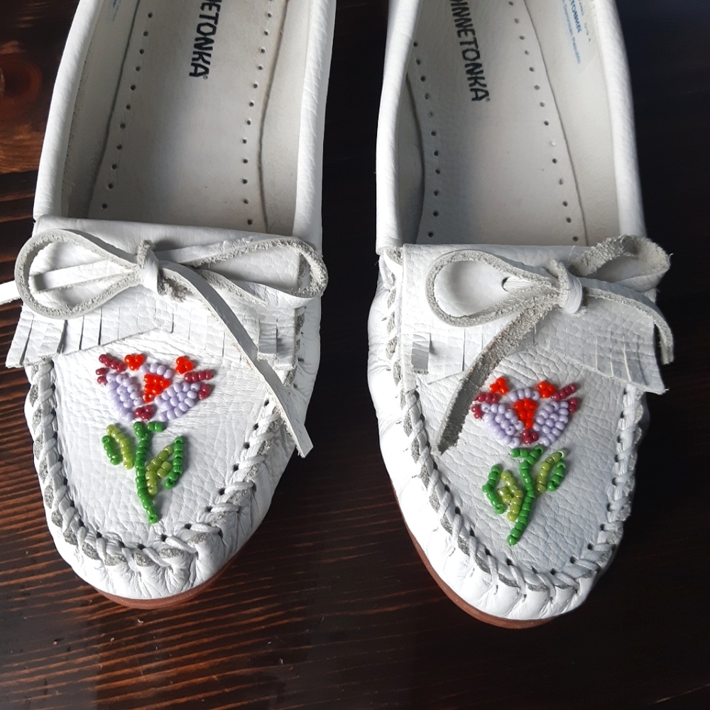 Minnetonka White Leather Moccasins Loafer with Beaded Toes in Great Condition